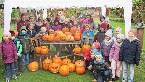 K&uuml;rbisschnitzen mit dem Obst- und Gartenbauverein  Foto: Heike Manger