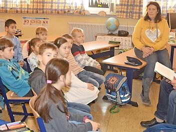 Das Bild zeigt: Bürgermeister Hans Pietz machte den Schülern der Grundschule in Rothenkirchen mit einer Vorlesestunde große Freude. Im Hintergrund Klassenlehrerin Petra Scherbel. Foto: Karl-Heinz Hofmann
