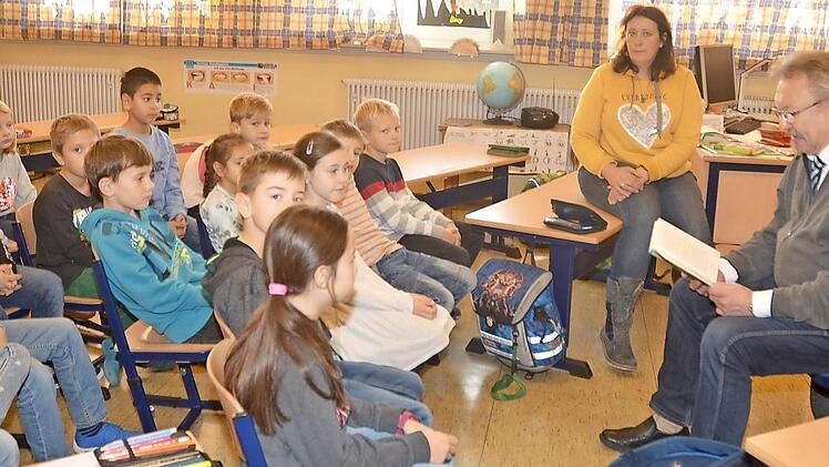 Das Bild zeigt: Bürgermeister Hans Pietz machte den Schülern der Grundschule in Rothenkirchen mit einer Vorlesestunde große Freude. Im Hintergrund Klassenlehrerin Petra Scherbel. Foto: Karl-Heinz Hofmann