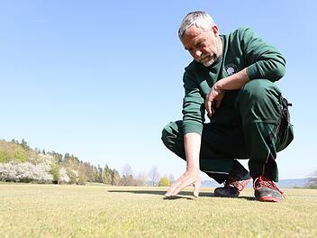 Noch wird es etwas Zeit dauern, ehe Greenkeeper James Croft aif dem Golfplatz des GC Küps mit der Qualität des Rasens zufreden ist. Foto: Marian Hamacher
