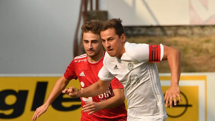 Einen Schritt voraus ist hier der Lichtenfelser Kapit&auml;n Tobias Zollnhofer (rechts) vor seinem Gegner Adrian Guhling.