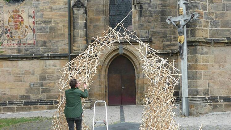 Die großen Flecht-Objekte vor der Kirche haben Gestalt angenommen.