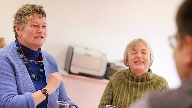 Christa Steiger (l.) und Edith Memmel im Gespr&auml;ch mit unserem Reporter Marco Mei&szlig;ner. Foto: Marian Hamacher