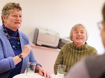 Christa Steiger (l.) und Edith Memmel im Gespräch mit unserem Reporter Marco Meißner. Foto: Marian Hamacher