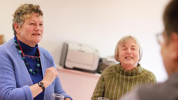 Christa Steiger (l.) und Edith Memmel im Gespräch mit unserem Reporter Marco Meißner. Foto: Marian Hamacher