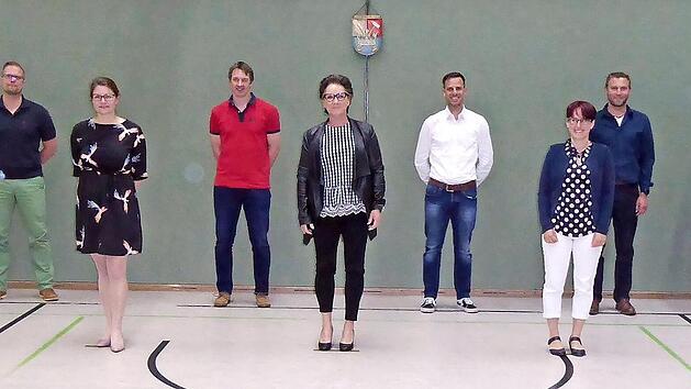 Eingerahmt von Bürgermeister Jochen Hack (rechts) und seinem Stellvertreter Michael Reichert die neuen Pettstadter Gemeinderäte Oliver Schulz-Mayr, Michaela Kaiser, Johannes Linz, Angelika Griebel, Andreas Rebhan, Sonja Schlicht, Dominik Stolze und Raimund Werner  Foto: Gemeinde