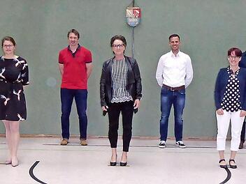 Eingerahmt von Bürgermeister Jochen Hack (rechts) und seinem Stellvertreter Michael Reichert die neuen Pettstadter Gemeinderäte Oliver Schulz-Mayr, Michaela Kaiser, Johannes Linz, Angelika Griebel, Andreas Rebhan, Sonja Schlicht, Dominik Stolze und Raimund Werner  Foto: Gemeinde