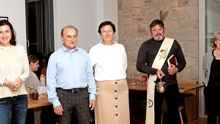 Bei der Einweihung (von links): die Staatsministerin Dorothee Bär, die Gastronomen Hellmuth und Gabi Mantel, Diakon Joachim Stapf sowie die Dritte Bürgermeisterin von Kirchlauter, Lilo Stubenrauch