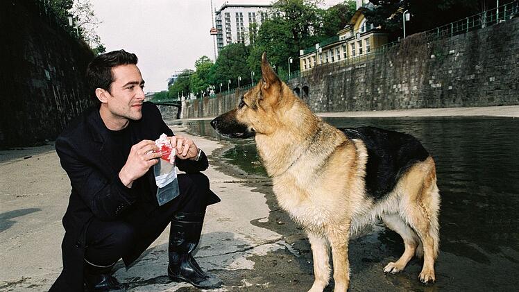 Er war das dritte Herrchen von "Kommissar Rex": Kriminalinspektor Marc Hoffmann (Alexander Pschill) war von 2002 bis 2004 der Partner des Polizeihundes.