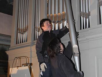 Orgelbaumeister Markus Roth (vorne) und sein Kollege Helmut Marx von der Firma Steinmeyer, Oettingen, haben am Montag damit begonnen, die Mangersreuther Kirchenorgel von 1884 abzubauen. Sie wird gereinigt, renoviert und bekommt ihren Originalklang zurück. Drei Monate sollen die Arbeiten dauern. Fotos: Stephan Tiroch