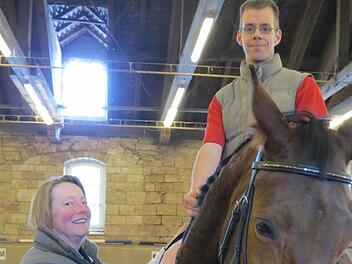 Reitlehrerin Britta Heidorn mit Schüler Dominik Lürken und Pferdestute "Luna" Foto: Doris Bauer