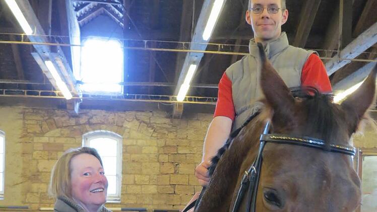 Reitlehrerin Britta Heidorn mit Schüler Dominik Lürken und Pferdestute "Luna" Foto: Doris Bauer