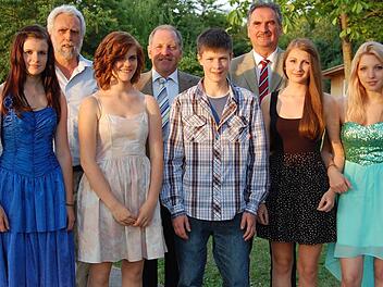 Die Schulbesten der Abschlussklasse in der Mittelschule in Oberthulba: (von links) Michaela Stock, Rebecca Mützel, Max Schipper, Milena Möller und Friederike Michaelis. Hinten von links: Roland Günther, Manfred Manger und Hans Jürgen Hanna.  Foto: Günther Straub