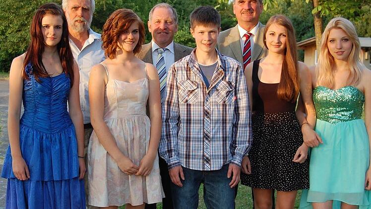Die Schulbesten der Abschlussklasse in der Mittelschule in Oberthulba: (von links) Michaela Stock, Rebecca Mützel, Max Schipper, Milena Möller und Friederike Michaelis. Hinten von links: Roland Günther, Manfred Manger und Hans Jürgen Hanna.  Foto: Günther Straub