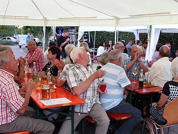 Bürgermeister Karsten Fischkal begrüßte die Gäste.  Fotos: Johanna Blum