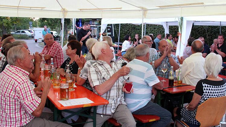 Bürgermeister Karsten Fischkal begrüßte die Gäste.  Fotos: Johanna Blum