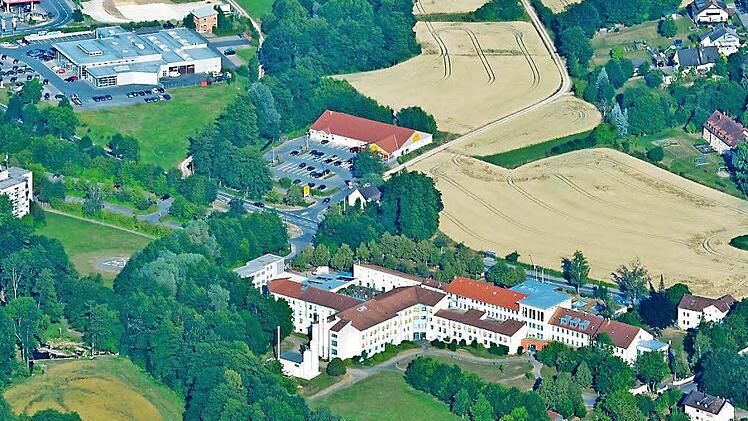 Rechts vom bestehenden Netto-Markt (im Bild, Mitte) soll der neue Markt entstehen, im Bild unten die Juraklinik. Luftbild: Ronald Rinklef