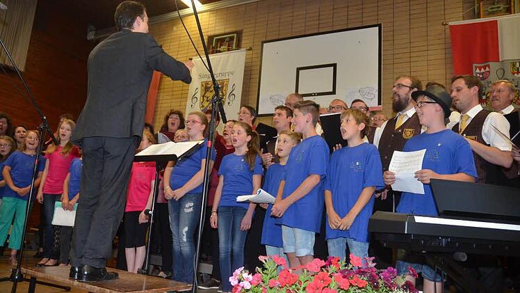 Mit Freude sangen die Rennsteigspatzen zusammen mit dem Männerchor Edelweiß Windheim und dem Gemischten Chor aus Steinach/Thüringen einige Lieder und begeisterten die Zuhörer. Dirigent Markus Häßler leitete an dem Liederabend gleich vier Chöre. Foto: Karl-Heinz Hofmann