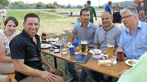 Bürgermeister Gerst (r.) im angeregten Gespräch mit den Asylbewerbern Foto: Neubeckert