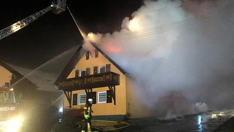 Ein Haus im Pressecker Ortsteil Kunreuth brennt. Foto: NEWS5 / Fricke