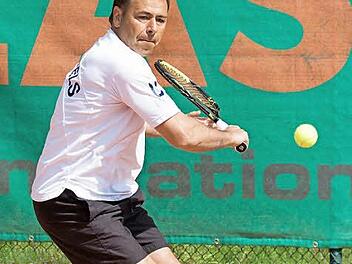 Der Lichtenfelser Günter Herold gewann sein Einzel glatt und trug somit zum Gesamtsieg der Herren 40 bei.  Foto: Klaus Gagel