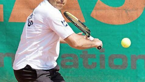 Der Lichtenfelser Günter Herold gewann sein Einzel glatt und trug somit zum Gesamtsieg der Herren 40 bei.  Foto: Klaus Gagel