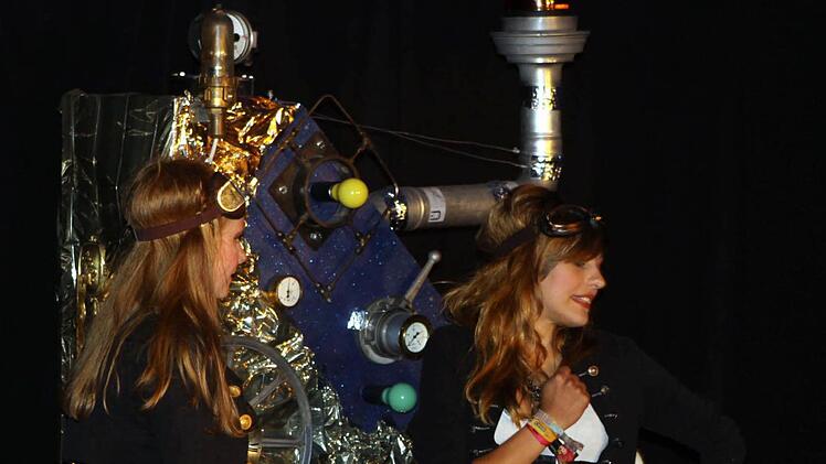 Mit der Zeitmaschine präsentierten Vanessa und Antonia in Mitwitz eine geniale Erfindung.  Foto: Michael Wunder