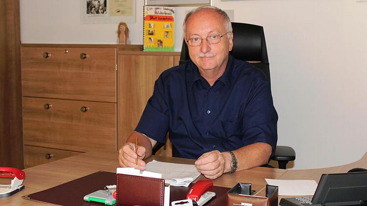 Hubert Joppich übt den Awo- Kreisvorsitz im Ehrenamt aus. Unter der Woche kommt er regelmäßig in die Geschäftsstelle, um die notwendigen Arbeiten zu erledigen. Foto: Carsten Höllein