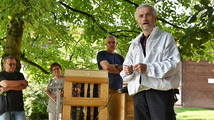 Richard Rossa zeigt im Seßlacher Stadtteil Gemünda live, wie die Bienensauna funktioniert. Foto: Gabi Arnold