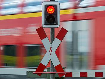 Bis zu drei Minuten bleiben die Schranken an den Bahnübergängen in Trebgast zum Teil geschlossen. Symbolbild: Patrick Pleul/dpa