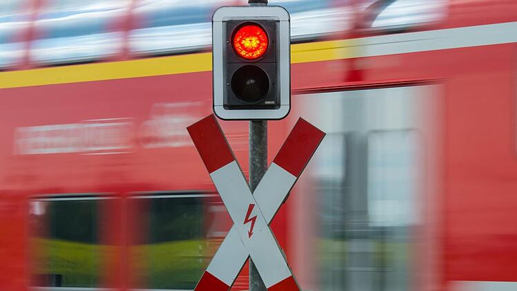 Bis zu drei Minuten bleiben die Schranken an den Bahnübergängen in Trebgast zum Teil geschlossen. Symbolbild: Patrick Pleul/dpa