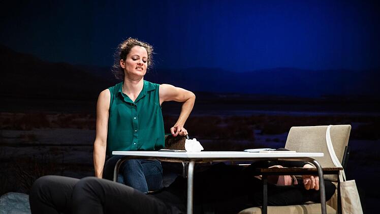 Furioses Kammerspiel: Szene aus der Coburger Erstaufführung der Komödie "Gespräch wegen der Kürbisse" in der Reithalle.Foto: Sebastian Buff