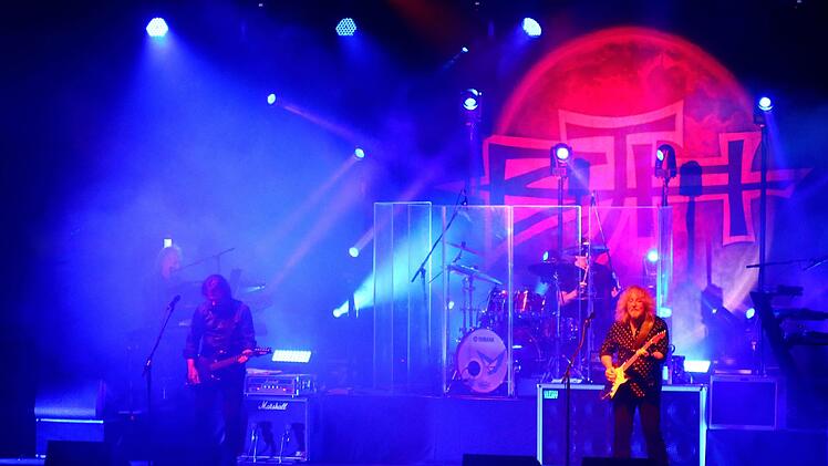 Ein faszinierendes Konzert gab Barclay James Harvest in der Stadthalle. Während die Zuhörer anfangs andächtig den Sphärenklängen lauschten, standen und jubelten sie später bei Hits wie "Hymn".  Foto: Brigitte Gorille