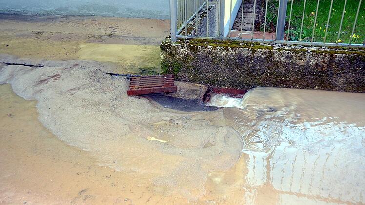 Absperren und Kanaleinflüsse freilegen hieß es für die Feuerwehr damit das Wasser nach einem Rohrbruch wenigstens ungehindert ablaufen konnte. Foto: PEter Rauch