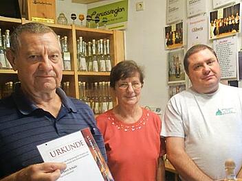 Herbert (links), Holger (rechts) und Angela Schulz (Mitte) haben es verdient, wegen ihrer hervorragenden heimischen Produkte überregionale Auszeichnungen zu erhalten. Foto: Doris Weidner