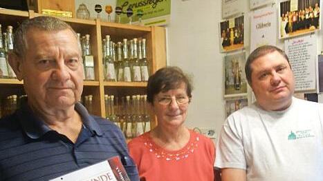 Herbert (links), Holger (rechts) und Angela Schulz (Mitte) haben es verdient, wegen ihrer hervorragenden heimischen Produkte überregionale Auszeichnungen zu erhalten. Foto: Doris Weidner