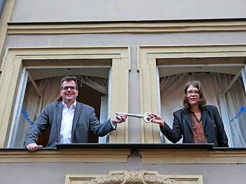 Schl&uuml;ssel&uuml;bergabe mit Prof. Bettina Wagner und B&uuml;rgermeister Christian Lange.  Foto: Gerhard Beck