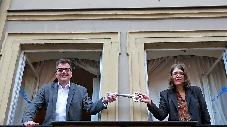 Schl&uuml;ssel&uuml;bergabe mit Prof. Bettina Wagner und B&uuml;rgermeister Christian Lange.  Foto: Gerhard Beck