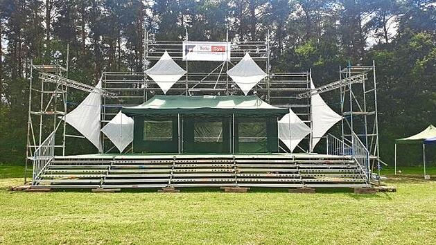Die Bühne bleibt leer, die Musiker spielen trotzdem für ihre Fans. Per Livestream (https://gerhard-foertsch.de/livestream) im Wohnzimmer. Oder auf dem Balkon. Oder im Garten. Foto: pr