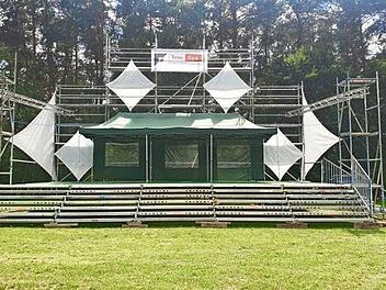 Die Bühne bleibt leer, die Musiker spielen trotzdem für ihre Fans. Per Livestream (https://gerhard-foertsch.de/livestream) im Wohnzimmer. Oder auf dem Balkon. Oder im Garten. Foto: pr