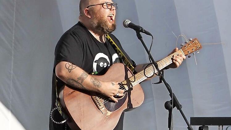 Andreas Kümmert begeisterte mit seiner unverwechselbaren Stimme beim Summer-Open-Air in Kronach.