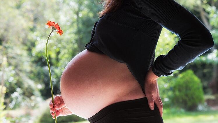 Um die Zeit als Familie entspannt genießen zu können, sollte die Geburtsvorbereitung sorgfältig geplant werden.