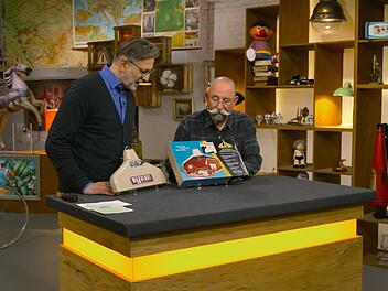 Wer mit kleinen Erwartungen kommt, geht bei "Bares f&uuml;r Rares" (ZDF) mitunter mit vollem Geldbeutel wieder heim.