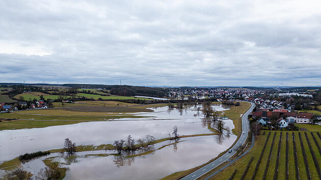 &Uuml;berschwemmungen in Franken: Hochwasser l&auml;sst Fl&uuml;sse &uuml;ber Ufer treten - Meldestufe 2 &uuml;berschritten