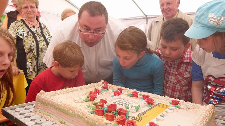 Pfarrer Michael Gehret feierte mit den Kindern.