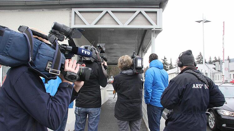 Die Journalisten warten vor dem Gelände. Foto: Thomas Heuchling