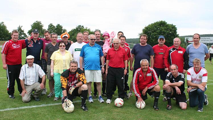 Alle Teilnehmer des Elfmeterschießens Foto: Evi Seeger
