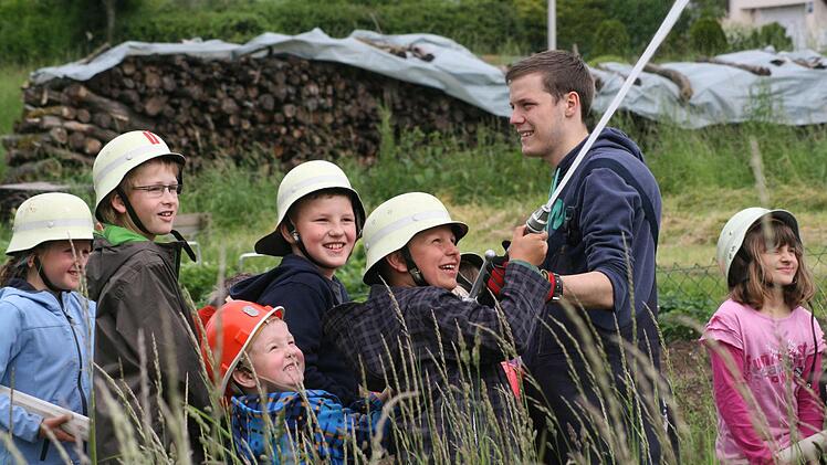 Beim jährlichen Sommerfest der Hausener Wehr stößt die "Kinderübung" stets auf großes Interesse. Daraus soll nun eine eigene Kinderfeuerwehr entstehen. Foto: Bernd Czelustek/Archiv