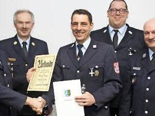 Ehrung bei der Feuerwehr Gleismuthhausen (von links): Vorsitzender Marco Angermüller, KBI Reinhard Hartung, Frank Popp, KBM Johannes Kempinski und Uwe Gemeinhardt  Foto: Michael Stelzner