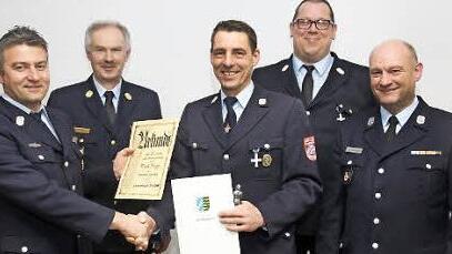 Ehrung bei der Feuerwehr Gleismuthhausen (von links): Vorsitzender Marco Angermüller, KBI Reinhard Hartung, Frank Popp, KBM Johannes Kempinski und Uwe Gemeinhardt  Foto: Michael Stelzner